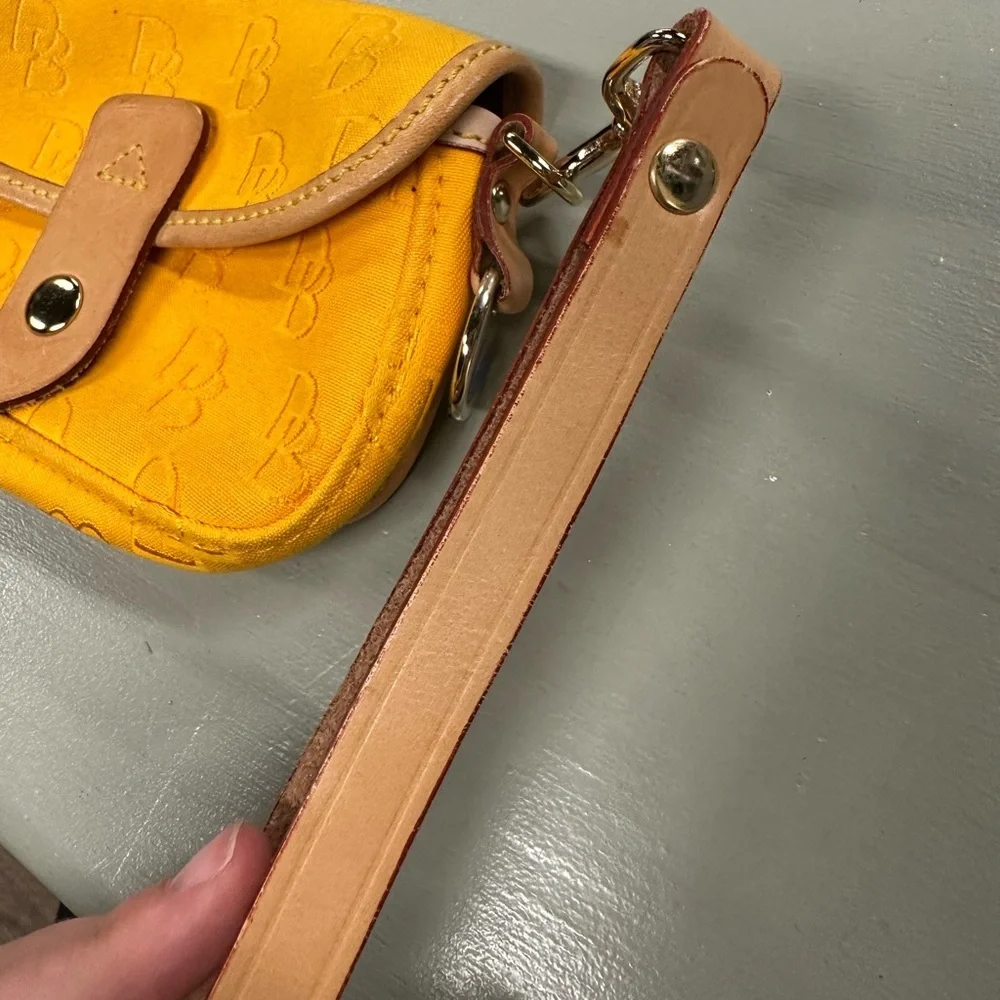 Vintage Dooney & Bourke mustard yellow wristlet - Picture 3 of 8